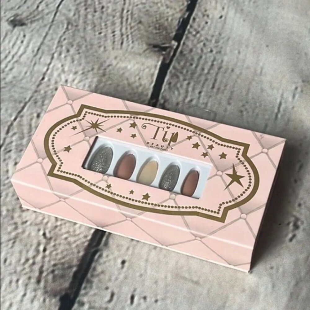 Silver Cream Press-On Nails Set